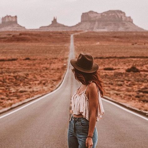 Will & Bear (@willandbear) • Instagram photos and videos Desert Photoshoot Ideas, Desert Photoshoot, Arizona Photography, Road Photography, Desert Vibes, Vegas Trip, Photography Poses Women, San Pedro, Photography Inspo