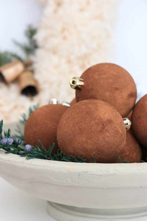 Rust Christmas Ornaments, Textured Christmas Tree Ornaments, Brown Christmas Ornaments Diy, Cinnamon Christmas Tree Ornaments, Boho Tree Ornaments, Suede Christmas Ornaments, Christmas Ornament Bowl, Diy Terracotta Ornaments, Diy Texture Ornaments