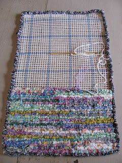 primitivebettys: ~*Making a Crafty Re~Visit*~ Locker Rugs, Rag Rug Diy, Homemade Rugs, Handmade Rag Rug, Rag Rug Tutorial, Locker Hooking, Braided Rug Diy, Braided Rag Rugs, Crochet Rag Rug