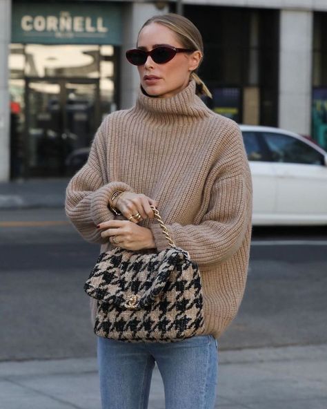 tan sweater & chanel tweed 19 bag Winter Mode Outfits, Chanel 19, Autumn Look, Daily Fashion Inspiration, Bag Outfit, Outfit Look, Anine Bing, 가을 패션, Mode Inspiration