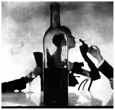 Girl Behind Wine Bottle, Irving Penn, 1949 Alexey Brodovitch, Fashion Fotografie, Irving Penn, Celebrity Photography, Robert Mapplethorpe, Fotografi Vintage, Gene Kelly, Cecil Beaton, Mae West