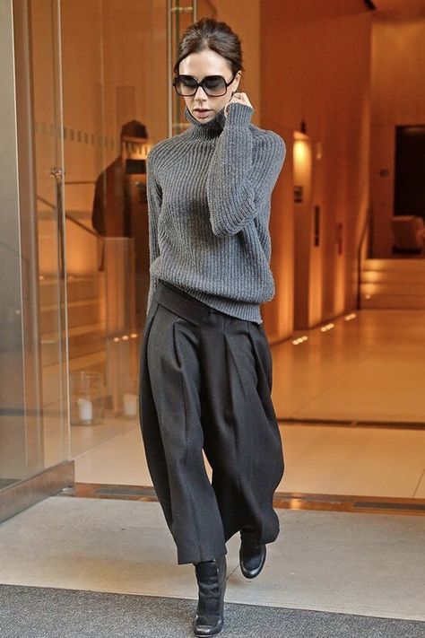 25 Best Office Looks Inspired by Victoria Beckham To Try Now Winter Office Wear, Work Appropriate Outfits, Victoria Beckham Outfits, Victoria Beckham Style, Victoria Fashion, Dress Chanel, Mode Casual, Wide Leg Cropped Pants, 가을 패션