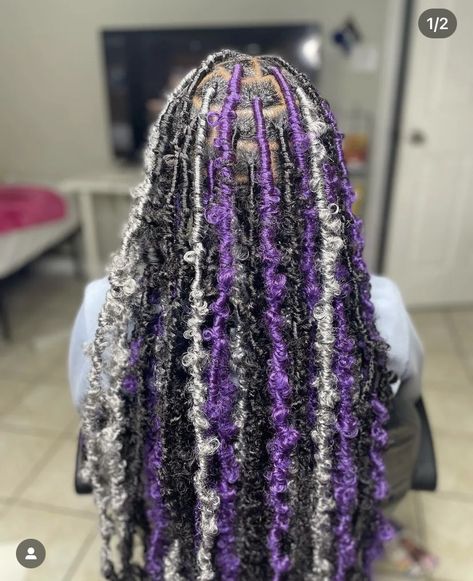 Long Butterfly Locs With Color Purple, Butterfly Locs Purple And Black, Butterfly Locs Color Combo, Purple Faux Locs Black Women, Butterfly Locs Purple, Soft Loc Color Combos, Coloured Butterfly Locs, Butterfly Locs Color Ideas, Braid Combo Colors