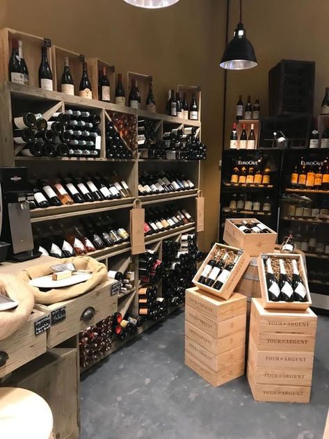 Wine Boutique Shops, Wine Store Display, Liquor Store Ideas, Wine Shop Interior, Wine Displays, Wine Photo, Wine Boutique, Cheese Wine, Wine Display