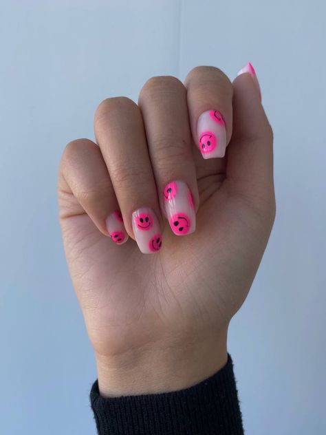 Pink Happy Face Nails, Pink Nails Smiley Face, Smiley Face Nails Pink, Smile Nails Design, Pink Smiley Face Nails, Smiley Nails, Wild Nails, Bella Nails, Pink Summer Nails