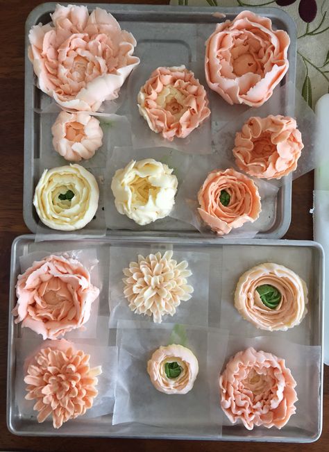 Buttercream Peonies, Buttercream Peony, Buttercream Flowers Tutorial, Peony Cake, Cake Decorating Flowers, Frosting Flowers, Wedding Cake Cookies, Spring Baking, Decorator Frosting