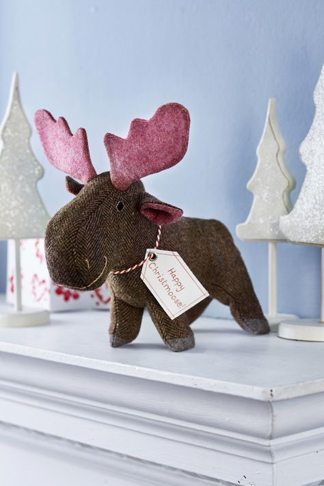 We just love Chris moose! Make him with the 2015 Christmas issue of Sew magazine Moose Stuffed Animal, Free Sewing Projects, Sewing Animals, Moose Pattern, Animals Crafts, Learn Sewing, Sewing Projects Free, Magazine Website, Soft Toy Patterns