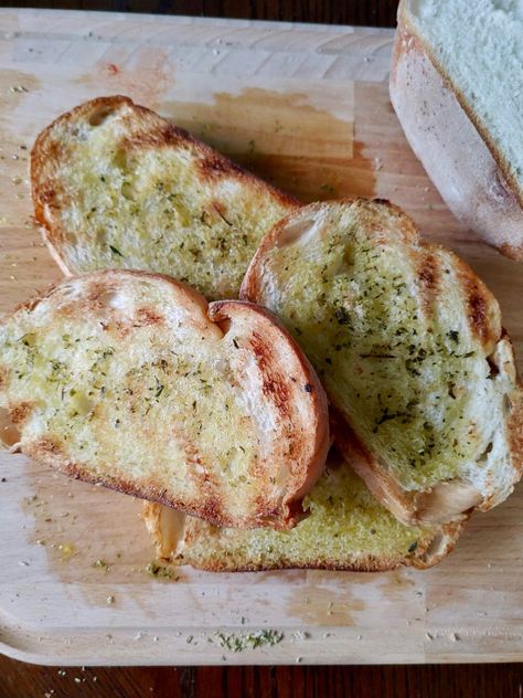 Grilled bread with olive oil and oregano (Ψωμί στη σχάρα) – Taking the guesswork out of Greek cooking…one cup at a time Bread With Olive Oil, Stove Top Grill, Greek Recipe, Olive Oil Bread, Olive Bread, Country Bread, Green Beans And Potatoes, Grilled Bread, Fried Pork Chops