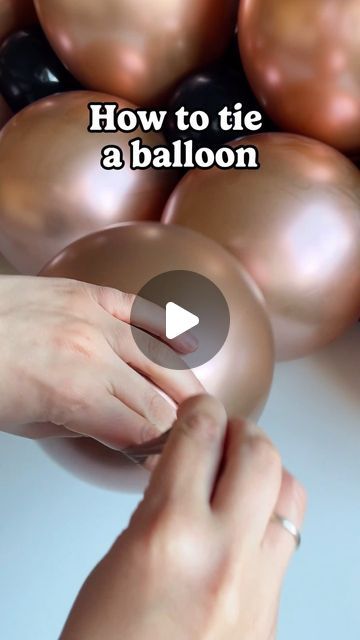 Easiest Way To Tie A Balloon, Tie Balloons Easy Way To, How To Tie A Balloon, How To Tie Balloons Together, Balloon Tips, Balloon Decorations Diy Tutorials, Balloon Hacks, Balloon Crafts, Easy Birthday