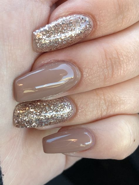 Tan and gold acrylic nails. Tan And Glitter Nails, Tan And Gold Nail Designs, Glitter Beige Nails, Nails To Match Beige Dress, Fall Nails With Gold Glitter, Light Gold Nails Acrylic, Beige Quince Nails, Nail Designs Brown And Gold, Champagne Gold Nails Sparkle