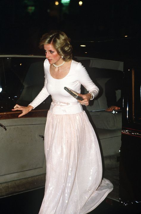 Princess Diana Dresses, Diana Williams, Prins William, Prinz Charles, Princess Diana Fashion, Princess Diana Family, Style Royal, Diana Fashion, Princes Diana