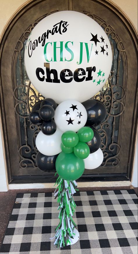 Cheer Balloons, Cheer Banquet Ideas Table Centerpieces, Cheerleading Banquet Ideas, Cheer Banquet Ideas, Congrats Balloons, Cheer Decor, Volleyball Banquet, Cheer Bows Diy, Balloon Displays