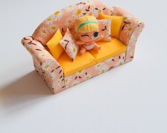 Miniature Sofa, Miniature Couch, Barbie Chelsea Doll, Cardboard Dollhouse, Modern Dollhouse Furniture, Diy Barbie Furniture, Diy Doll Miniatures, Diy Dollhouse Furniture Easy, Doll House Crafts