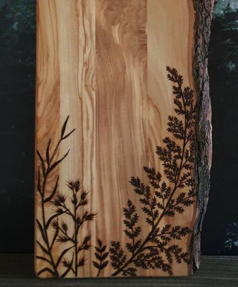 Wood Burning Bread Board, Nature Wood Burning Ideas, Word Burning Ideas, Fall Pyrography Ideas, Wood Burned Tray, Simple Wood Burning Designs, Cute Wood Burning Ideas, Simple Wood Burning Ideas, Nature Pyrography