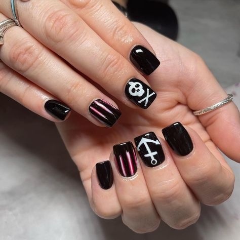 Pirate Costume Nails, Pirate Halloween Nails, Pirate Theme Nails, Pirate Themed Nails, Pirates Of The Caribbean Nails, Pirate Nails Design, Pirate Nail Art, Skull Nail Designs, Pirate Nails