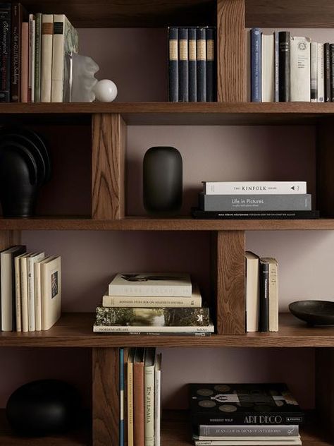 Tips for Shelves Decoration, Modern Ways to Accentuate Your Beautiful Room Vstupná Hala, Home Staging Tips, Desk Inspiration, Home Library Design, Bookshelf Design, 아파트 인테리어, Decorating Shelves, Library Design, Bookcase Shelves