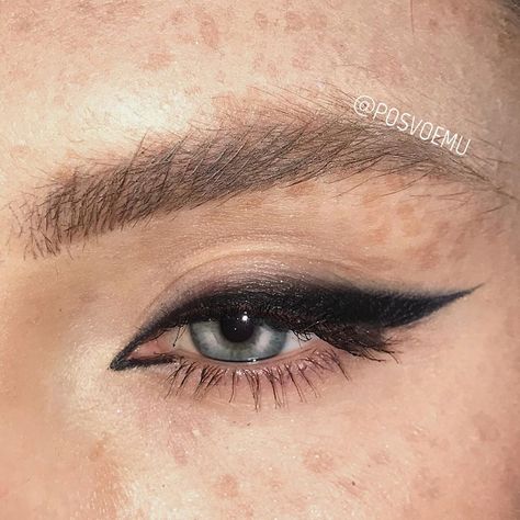 Yungblud Concert, Smokey Wing, Unique Eye Makeup, Moschino Runway, Winged Liner Makeup, Wing Liner, Easy Winged Eyeliner, Eyeshadow For Green Eyes, Winged Eyeliner Tutorial