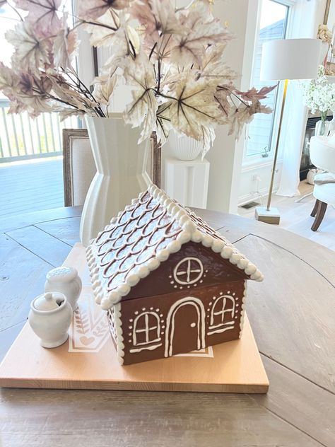 Aesthetic Gingerbread House, Aesthetic Blue And White, White Gingerbread House, White Gingerbread, Gingerbread House Designs, Gingerbread House Decorations, House Decorations, Aesthetic Blue, Winter Aesthetic