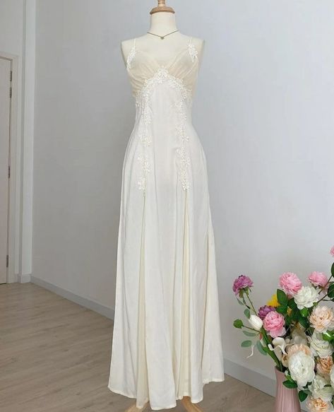 Pretty Nightgown Aesthetic, Medieval Nightgown Princesses, Long White Dress Formal, Simple Vintage Wedding Dress, Vintage Wedding Dress 1950s 1940s, Shabby Chic Wedding Dress, Fancy Nightgown, Nightgown Aesthetic, Vintage Wedding Dress 1970s