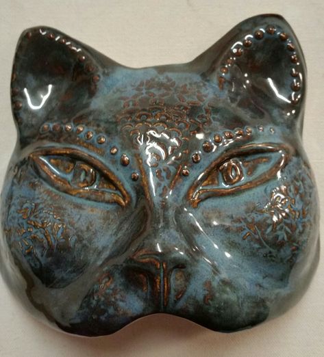 Ceramics Mask, Clay Mask Art, Ceramic Art Ideas, Ceramic Masks, Glaze Layering, Ideas For Ceramics, Paper Masks, Pottery Cat, Ceramic Mask