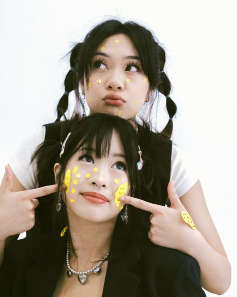 Duo Magazine Photoshoot, Duo Kpop Photoshoot, Y2k Poses 2 People, 2 People Friendship Poses Drawing, Playful Poses Photoshoot, Best Friend Poses Reference, Friends Duo Poses, Y2k Duo Poses, 2 Friends Reference