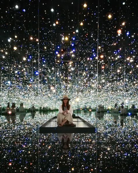 Infinity Mirrored Room #Travel #TravelandPlaces #travelplaces #beautifulPlacesToTravel #BestPlacesToTravel #BeautifulNature #BeautifulPlacesToVisit #BeautifulViews #BeautifulThings #Asia #Photography #best #london #InUSA #Paris #europe Room Of Mirrors Illusions, Mirror Room Photoshoot, Mirror Wall Photoshoot, Mirror Infinity, Stage Inspiration, Mirrored Room, Infinity Mirror Room, Infinity Room, Mirror Illusion