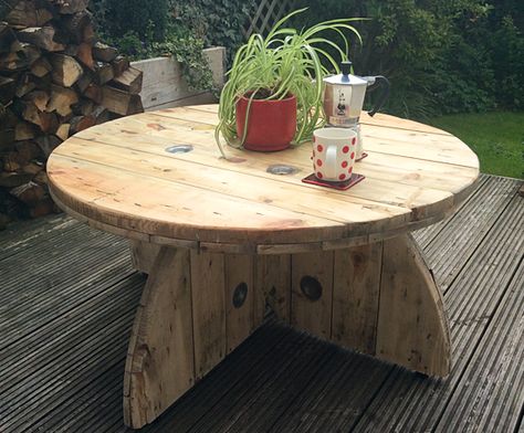 Cable spool table Wooden Spool Ideas, Wooden Cable Reel, Cable Spool Furniture, Cable Spool Tables, Wooden Spool Tables, Wooden Spool Projects, Spool Projects, Wire Spools, Cable Spools