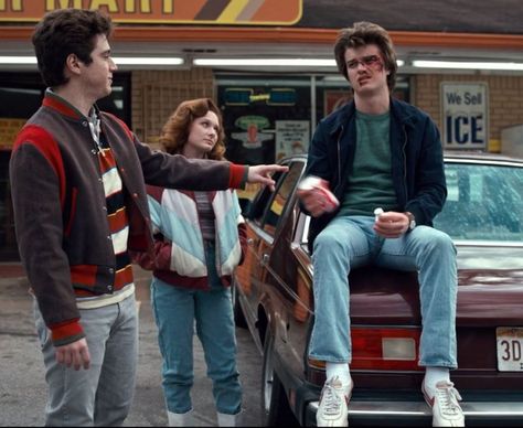 The 10 most stylish moments of Netflix's Stranger Things Stranger Things Outfit Men, Stranger Things Fashion 80s, Stranger Things Outfit Ideas, Retro Outfits Men, Cinema Outfit, Stranger Things Fashion, Stranger Things Style, Outfit Ideas Men, Stranger Things Outfit