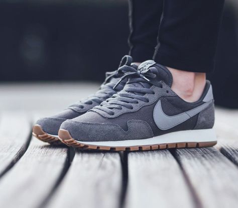 NIKE Air Pegasus 83 Dark Grey Air Pegasus 83, Nike Free Runners, Sneaker Trend, Sneaker Boutique, Nike Air Pegasus, Nike Free Run, Baskets Nike, Nike Roshe Run, Nike Free Shoes