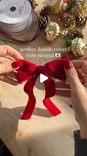 Diy Tree Bows Christmas Ornament, How To Tie Bow On Christmas Tree, Red Ribbon Decorating Ideas, How To Make Tree Bows, Christmas Tree Ideas Red Bows, Christmas Ornament Bows Diy, Easy Diy Bows For Wreaths Step By Step, Window Bows Christmas, Small Bows For Christmas Tree