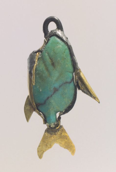 Starověký Egypt, Ancient Egyptian Jewelry, Ancient Jewels, Egyptian Artifacts, Ancient Jewellery, Fish Pendant, Historical Jewellery, Egyptian Jewelry, Ancient Jewelry