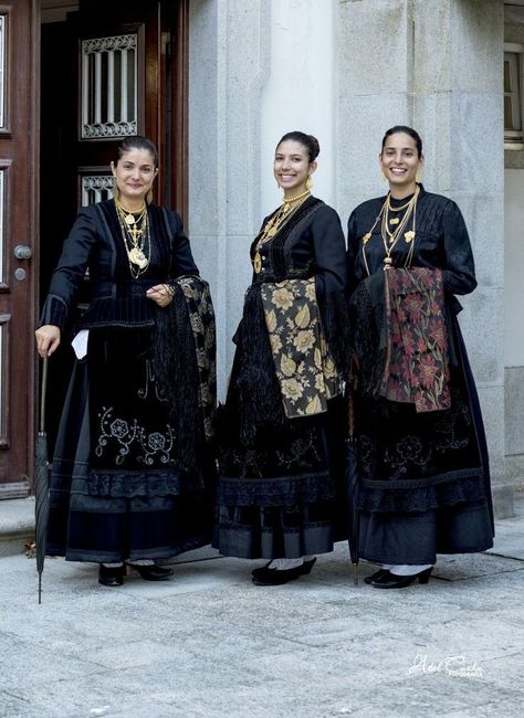 Portuguese Clothing, Nana Komatsu Fashion, Spanish Clothing, Spirit Clothing, Portuguese Culture, Folk Dresses, Figure Skating Dresses, European Women, Traditional Fashion