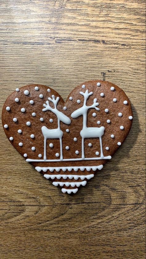 Gingerbread Hearts Decoration, Heart Gingerbread Decoration, Pepperkakehus Ideas, Heart Gingerbread, Gingerbread Heart, Gingerbread Cookies Decorated, Cute Christmas Cookies, Christmas Biscuits, Gingerbread Decorations