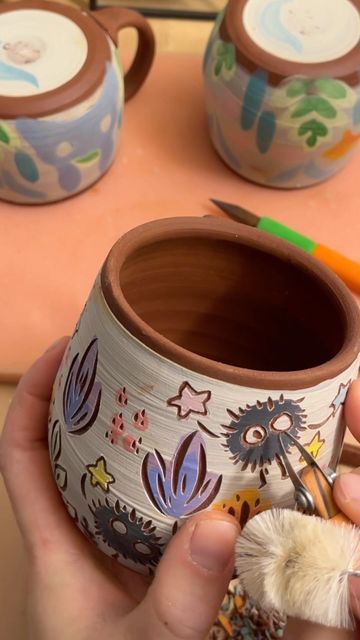 Ceramics Illustration, Underglaze Ceramics, Mug Painting Designs, Ceramic Underglaze Ideas, Underglaze Ideas, Diy Pottery Painting, Pottery Videos, Pottery Painting Designs, Pottery Crafts