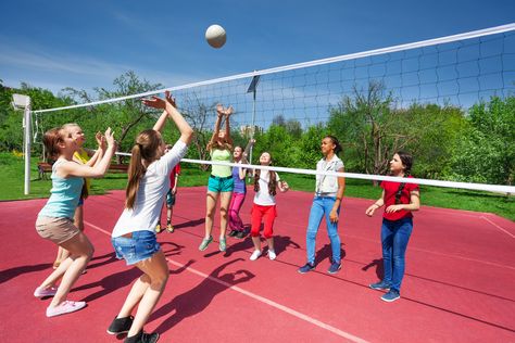 Did you know kids and teens ages 6 through 17 years should participate in at least 60 minutes of physical activity daily? Click the link for more information. Volleyball Outside, Group Activities For Kids, Importance Of Physical Education, Outside Playground, Benefits Of Sports, Baseball Boy, Volleyball Girl, Sport Park, Baseball Boys