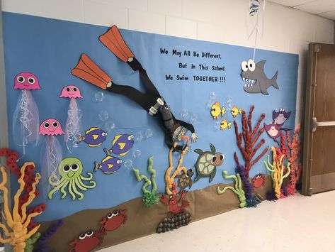 Reading Reef Classroom Ocean Themes, Scuba Diver Bulletin Board, Ocean Board Ideas, Beach Classroom Decorations, Under The Sea School Decorations, Easy Diy Under The Sea Decorations, Underwater Hallway, Under The Sea School Theme, Under The Sea Door Decorations Classroom