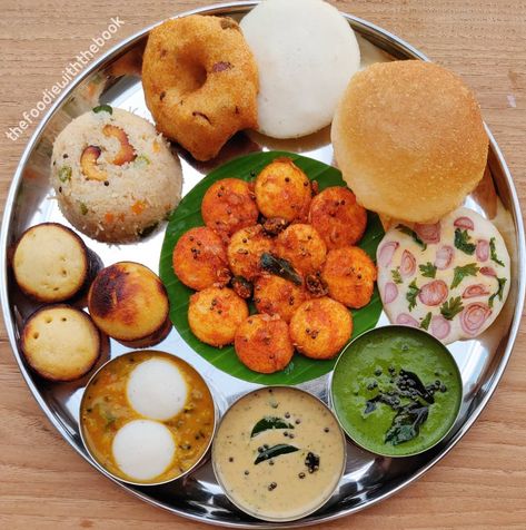 #breakfast#tasty#yummy#delicious#food Breakfast Recipes Indian Veg, Cool Breakfast, Podi Idli, Idli Vada, Food Thali, Idli Sambar, South Indian Breakfast Recipes, South Indian Breakfast, Breakfast Recipes Indian