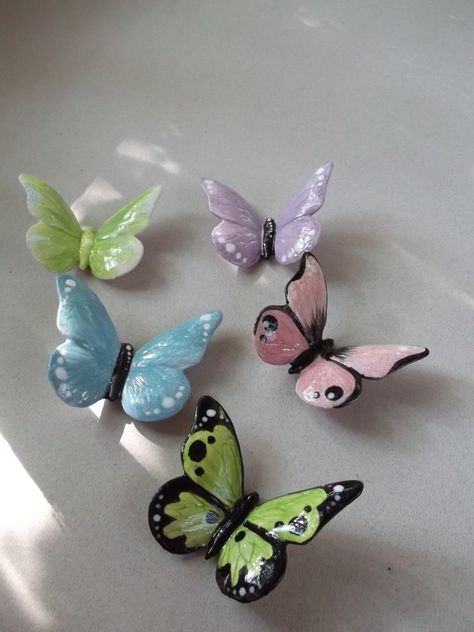 Clay Crafts Butterfly, Clay Art Butterfly, Ceramic Butterfly Sculpture, Butterfly Sculpture Clay, Butterfly Ceramics Ideas, Diy Clay Butterfly, Butterfly Clay Ideas, Ceramic Butterfly Pottery, Butterfly Ceramic Art