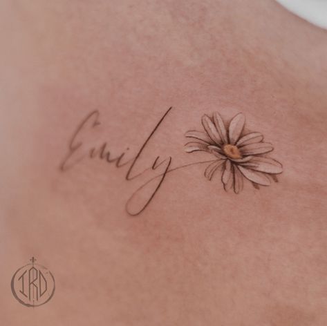 Name With Daisy Tattoo, Name Daisy Tattoo, Daisy Flower With Name Tattoo, Gerber Daisy Tattoo With Names, Daisy Word Tattoo, Daisy Tattoo For Daughter, Daisy Daughter Tattoo, Daisy Name Tattoo Designs, Daisy And Name Tattoo