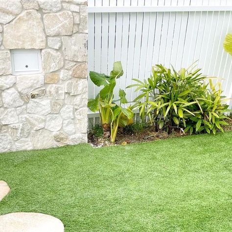 Dilly Shack on Instagram: "Another sneak peak of our front fence, this time from the verandah. Absolutely and utterly obsessed with the stone plinth letterbox, our stepping stones and the artificial grass that always looks so lush 🤌🏼 Fun fact- we couldn’t find the perfect white letterbox to suit our front vibe so we got one from Bunnings and had it powdercoated white 🙌🏼" Stone Letterbox Ideas, White Front Fence, Modern Front Fence, Stone Fence Ideas, Best Lush Products, Hamptons House Exterior, Stone Feature Wall, Front Verandah, Stone Fence