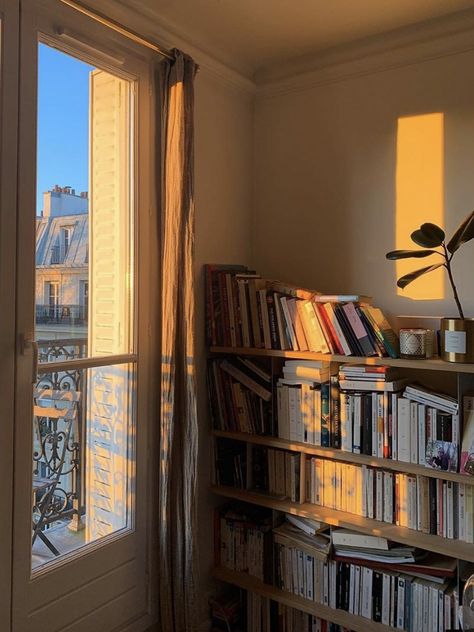 Lots Of Books, Library Aesthetic, Deco Studio, Parisian Apartment, Aesthetic Rooms, Clipuri Video, Dream Apartment, Home Library, Book Shelf