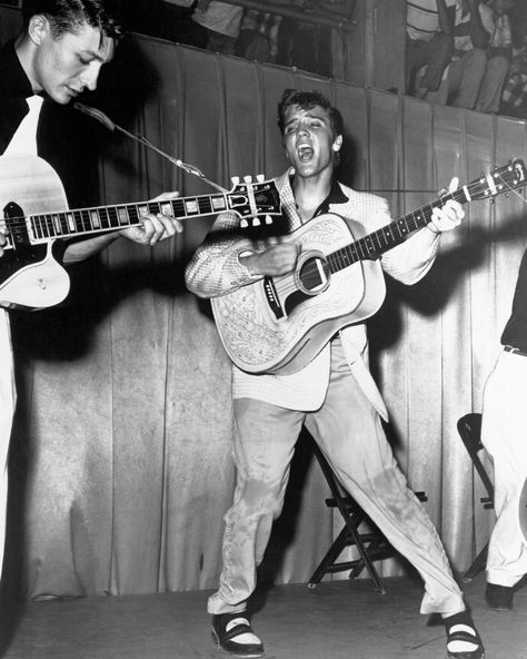 Scotty Moore, 1950s Photos, Young Elvis, Elvis Presley Pictures, Kevin Spacey, Elvis Presley Photos, Good Year, Memphis Tennessee, Rock N’roll