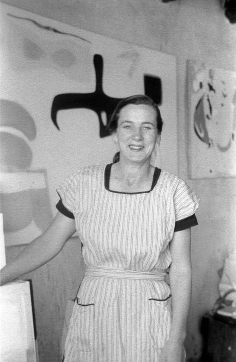 Agnes Martin with Ellsworth Kelly on Wall Street, 1958, photograph by Hans Namuth, Center for Creative Photography, University of Arizona, Tucson, Arizona. Laurence Amelie, Photos Of Artists, Artists In Their Studios, Artist Portraits, Pablo Picasso Paintings, Woman Artist, Agnes Martin, Ellsworth Kelly, Artists At Work