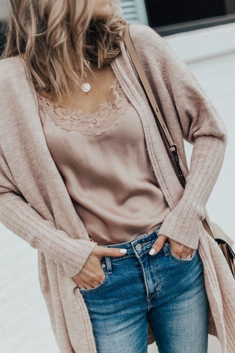 Fall Outfit: Cozy Cardi, Sweet & Spark Pink Silk Lace Cami and Distressed Denim | Cella Jane Outfits Quiz, Fashion 40s, Fashion Headbands, 90s Outfits, Summer 90s, Look Adidas, Easy Fashion, Perfect Fall Outfit, Skandinavian Fashion