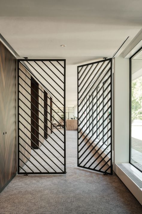 interior design Apartment Grill Door, Window Bars Design, Kitchen Grill Design, Porch Grill Design, House Grill Design, Modern Grill Design, Front Door Gate, Grills Design, Window Aluminium