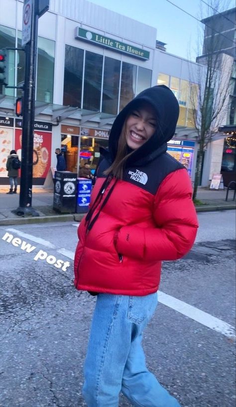 Red North Face Puffer Jacket Outfit, Red North Face Puffer, Puffer Jacket Outfit Aesthetic, Red Puffer Jacket Outfit, The North Face Outfit, North Face Puffer Outfit, North Face Puffer Jacket Outfit, Ac Bonifacio, Utah Outfits