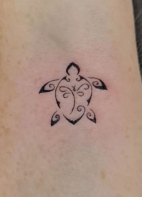 A delicate little memorial turtle, done by @thistlekae in simple linework! Matching Turtle Tattoos, Turtle Outline Tattoo, Tiny Turtle Tattoo, Small Bff Tattoos, Small Turtle Tattoo, Tortoise Tattoo, Turtle Tattoos, Matching Friend Tattoos, Turtle Tattoo Designs