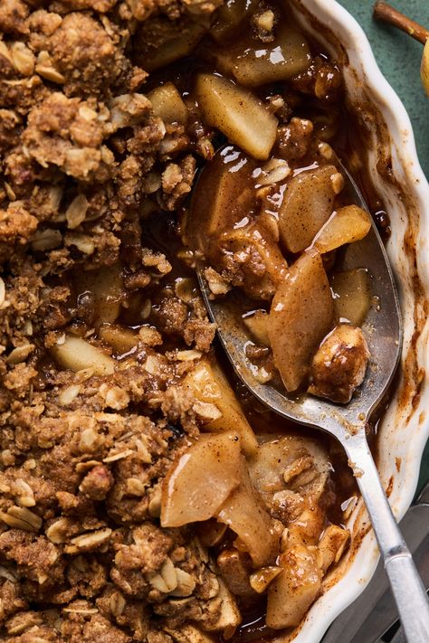 Pear Crumble Recipe, Pear Cobbler, Pear Crumble, Canned Pears, Pumpkin Bundt Cake, Comfort Desserts, Sliced Pears, Oat Crumble, Csa Recipes