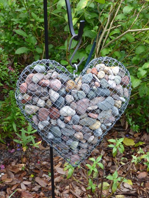 Rock Crafts Diy, Seashell Art Diy, Heart Shaped Rocks, Driftwood Art Diy, Seashell Wall Art, Seashell Projects, Rope Decor, Rock And Pebbles, Garden Art Sculptures Diy