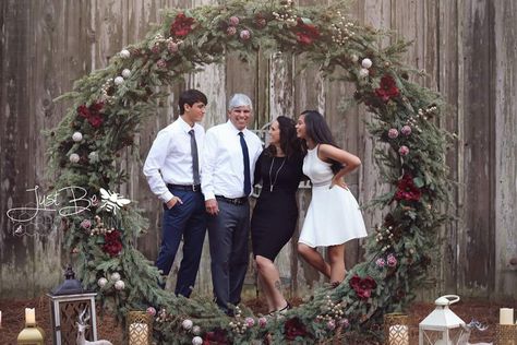 Giant Christmas Wreath Photoshoot, Giant Wreath Photoshoot, Christmas Wreath Photoshoot, Outdoor Christmas Photoshoot Setup, Christmas Photos Family, Corporate Photoshoot, Christmas Setup, Holiday Photo Session, Christmas Wreath Frames